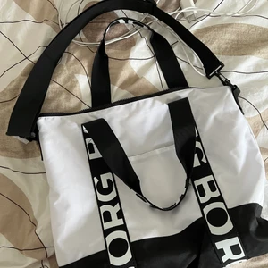 Sthlm classic sportbag white - Säljer nu denna vita väska från BjörnBorg, då den inte kommer till användning. Ny pris är 499:- 