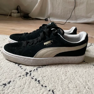 Puma suede sneakers - Så fina klassiska Puma Suede sneakers i storlek 36. Sparsamt använda och därav i mycket bra skick! Nypris ca 800kr. Köpare står för frakt💓
