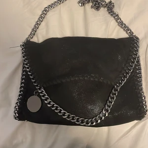 stella mccartney väska - Stella mccartney inspererad väska❤️ den har används ett par gånger men i helt okej skick. 300 kr+ frakt