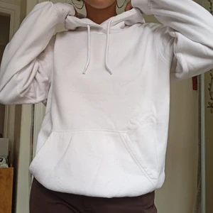 Weekday Vit hoodie - I princip helt oanvänd mysig vit hoodie från weekday! Passar XS-M, jag på bilden är M. 100kr + frakt! 