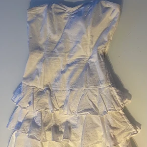 Volangklänning - Jättefin volangklänning kag köpte på plick i höstas💗 Bra skick förutom att bröstkorgen sitter lite dåligt! Den sitter väldigt fint på mig som har både S och M! Skriv privat om mer frågor💓💓