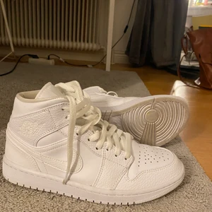 Jordan 1 hel vit  - Jag säljer nu dessa skor i storlek 40 eftersom att dem inte har kommit till användning. Dem är i princip helt nya, endast anvönt 2 ggr vilket bara syns på undersidan av skon. Dem är äkta och köparen står för frakten 💕