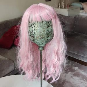 Rosa peruk, ej lacefront - Rosa peruk, använt fåtal gånger men i bra skick 