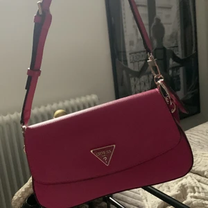 Guess väska  - Superfin guess väska köpt för 1100 kr som är i nyskick. 