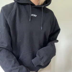 Stay hoodie - Hoodie från carlings, knappt använd, den är mycket svartare i verkligheten, köparen står för frakten 66kr