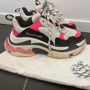 Balenciaga triple s 38 - Säljer mina super fina balenciaga triple s. Dustbag och skosnören medföljer. Passar någon med storlek 38. 💖💖