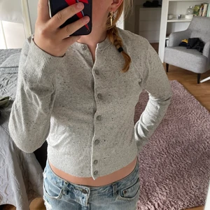 Grå Kofta - Söt gråmelerad kofta i xs från Hm💓 Kort i modellen💗 Bra skick!! Nypris 129 kr. 💖💘 Går att välja både spårbart och frimärks frakt!