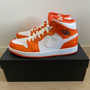 Jordan 1 Mid Electro Orange - Jordan 1 Mid Electro/Metallic orange, har storlek 44(US 10) och 44,5(US 10,5). Deadstock (Oanvända). Original låda och kvitto finns med. Finns att mötas i Stockholm i person.  Köp båda paren för 2600kr.