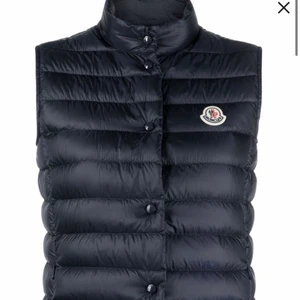 Moncler väst - Säljer denna moncler västen för den har blivit för liten, den är mörk blå och är köpt för ungefär 5800kr, säljer för 3000. Skriv om mer info eller fler bilder