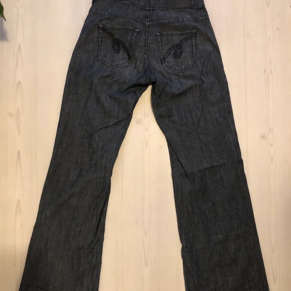 Utsvängda jeans jag köpte secondhand. Har aldrig fått användning för dem. Och längden är bra på mig som är 166 passar upp till 168. . Jeans & Byxor.