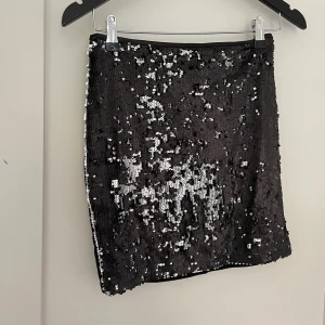 Sisters point kjol - Aldrig använd med prislapp kvar, paljetterna är rörliga och kan ändra beroende på vilket håll du stryker dom åt.