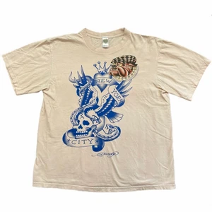 Ed Hardy t-shirt - Beige/rosa Ed Hardy t-shirt, köpt secondhand, mycket bra skick, passar som L