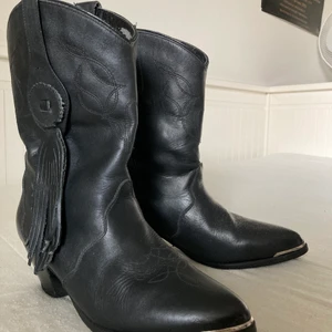 Svarta Cowboyboots🖤 - Så fina omklackade cowboy boots från märket Oak Tree Farms. Skorna är i toppskick och har fina detaljer🖤 enda defekten är att färgen har börjat skavas av inuti skon. Skriv för frågor och för fler bilder🖤🖤