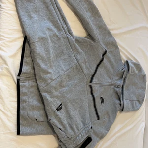 Nike tech fleece tracksuit  - Använd, storlek 158-170 (junior storlek), 7-10 skick