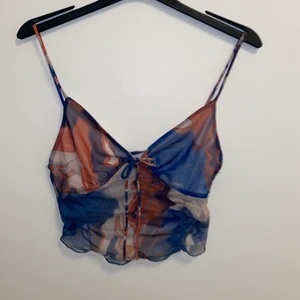 Meshtopp med mönster  - En fin mesh topp med mönster på. Den passar perfekt till sommarn.