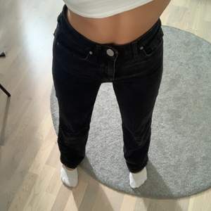 Perfekta svarta jeans i storlek xs, Jeansen är ifrån madlady och är köpta för 549kr, säljer nu för 350, frakt tillkommer❤️