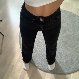Svarta jeans  - Perfekta svarta jeans i storlek xs, Jeansen är ifrån madlady och är köpta för 549kr, säljer nu för 350, frakt tillkommer❤️