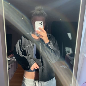 Gina tricot - Svart jeansjacka i en oversized modell, endast använd fåtal gånger!!💙💙