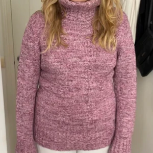 Stickad polo - Denna jättesköna polo tröjan är perfekt nu på sommarkvällarna, den är i väldigt bra skick och från tidigt 2000 tal. 💕 Köparen står för frakten