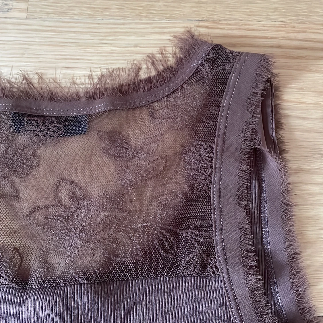 Brunt linne med detalj på ryggen - 91