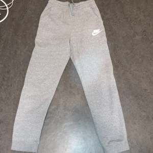 Nike mjukisbyxor  - Sköna mjukisbyxor lite använda men nästan i ny skick