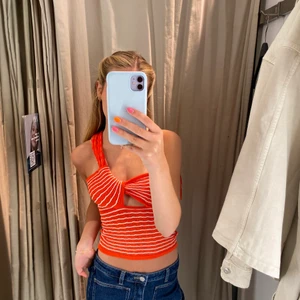 Zara asymmetrisk top - säljer min super fina slutsålda top från zara i nyskick💓 skriv privat för fler bilder🌷 