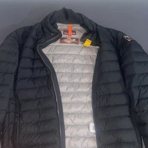 parajumper  - säljer min parajumper, hålfri, du får med kvitto mm. äkta 