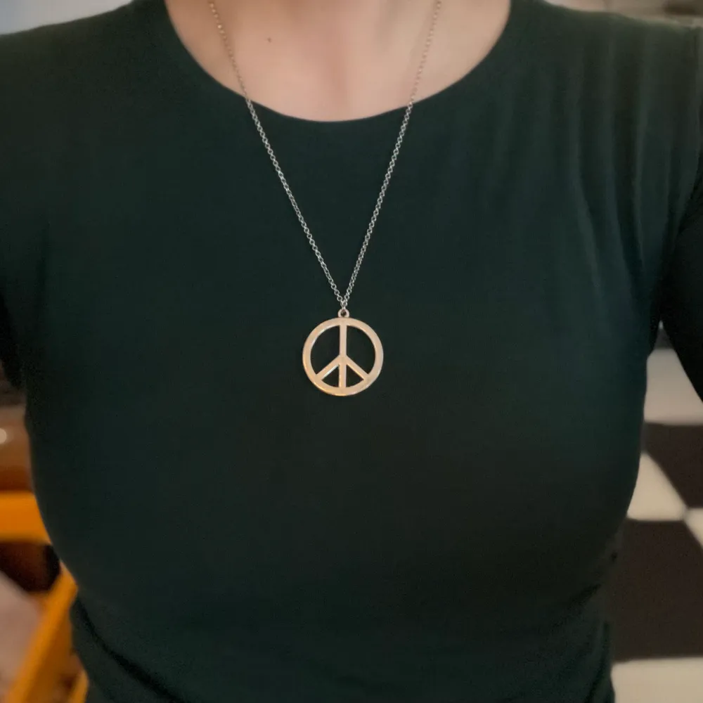 ”Peace-halsband” med en silverfärgad kedja ☮️🍃 Jag postar vanligtvis med frimärken, frakt tillkommer då på 13kr & kommunikation sker via plicks DM (bifogar alltid postbevis). Det går dock även bra att betala genom plicks egna lösning.. Asusteet.