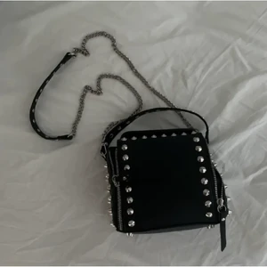 Väska med nitar - Säljer denna väska med nitar från zara, superfin och trendig💓 hör av er vid intresse eller om fler bilder önskas! Kan sänka pris vid snabb affär