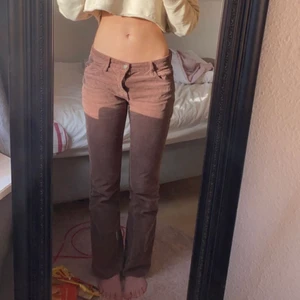 Bruna lågmidjade jeans - Absolut älskade dem här, men har tröttnat på dem. Så snygga, dem är från Brandy Melville köpta för 2 år sen. Otroligt bra kvalitet. Den har lite mocka mönster, men är jeans material. Så sköna!!!