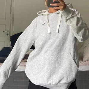 Grå hoodie - Grå superskön hoodie som sitter perfekt