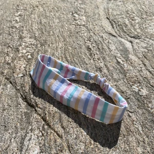 Hårband - Kör en intressekoll på dessa hårbanden som jag syr! Hårbanden är gjorda av ett secondhand tyg och jag kan ta emot flera beställningar🌸🧚🏼🦋 Fraktas i kuvert