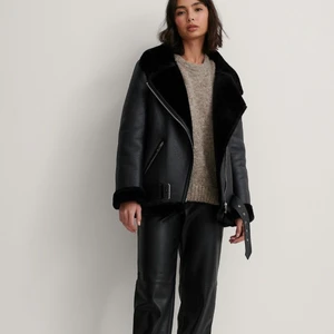 Pilotjacka NAKD - Superfin pilotjacka i bondat material från NA-KD. Använt några få gånger, men stilen passar inte mig. Köpt förra året helt oskadd. Nypris 1099 kr. 