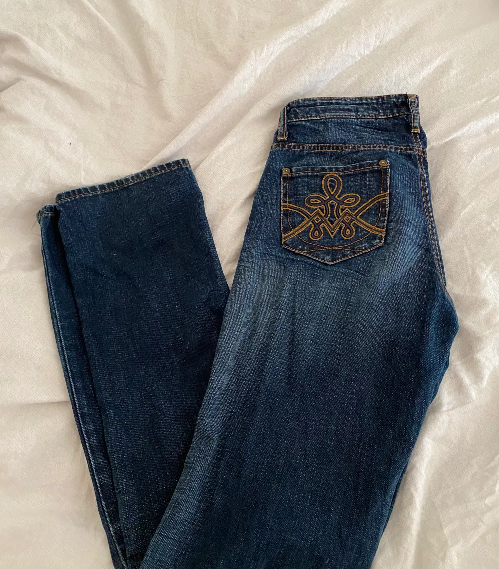 Jättesnygga bootcut jeans som är långa i benen! Passar mig som brukar ha medium i storlek och är 177 lång! De är ändå ner till fötterna på mig:). Jeans & Byxor.