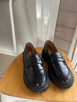 Loafers - Loafers från nakd  Använd en gång, inte min stil tyvärr  Strl 37