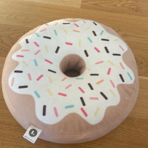 Donut kudde - Fint skick, frakt tillkommer!