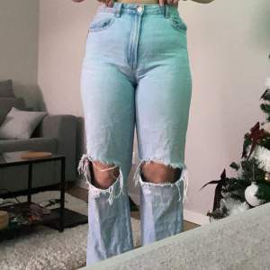 Long straight fit jeans, knappt använda så väldigt fint skick storlek 44, eller typ som large.