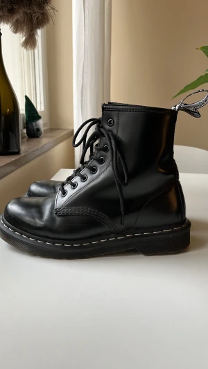 Dr Martens 39 Vit söm - Dr martens med vit söm, Nyskick endast använda 2 ggr pga för stora för mig. Nypris 1995kr