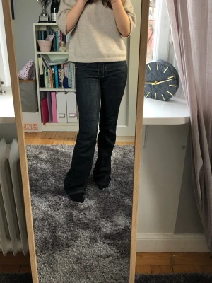 Jeans - Skitsnygga lågmidjade bootcut jeans. Använda ganska mycket men ändå i bra skick förutom längst ner där de är lite slitna på kanten.
