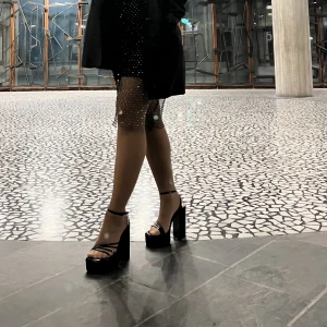 Klackskor  -  Helt nya klackskor, enbart använda en gång. Hög platå men väldigt enkla och sköna att gå i och använda! Bara att DMa för fler bilder 💙