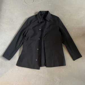 COS jacka - Lång och tunn jacka från cos. Inte använd. Nypris 1200kr. Storlek S. Jag är 185cm lång.