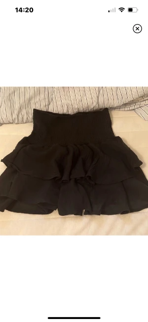 Kjol - Hej säljer nu mina fina svarta  volang kjol då den inte matchar min stil 