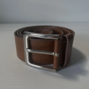 Brunt skärp fejkläder  - Väl använt skärp som jag vill bli av med :) Jag har haft både storlek 34 och 36, och då har skärpet fungerat super för båda hög- och lågmidjade byxor. Tror det även skulle funka för storlek 38 <3