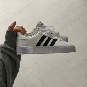 Adidas court bold cloud☁️ - Adidas court bold cloud i storlek 38! Helt oanvända så i mycket bra skick! Skriv för frågor eller fler bilder☁️