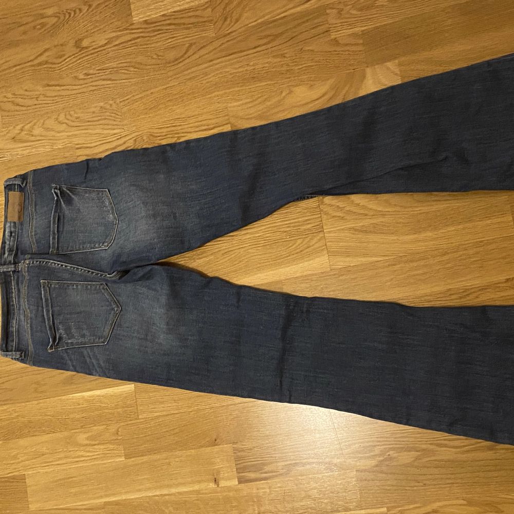 Jätte fina jeans, använda få gånger. Säljer då de inte kommer till användning längre!  Midjemått: 70cm Innerbenslängd: 78cm. Jeans & Byxor.