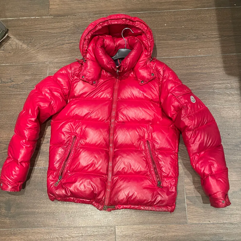 Säljer min moncler maya Strlk 4 men eftersom det är en gammal modell sitter den mindre mer som en 3a jag brukar ha M/L och den passar mig bra Finns slitage, inget hål Skulle må bra av en tvätt kanske hinner lösa innan affär   Bvsa   Mvh Daniel G . Jackor.