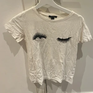 T-shirt med tryck - Ganska bra skick, nära kristaller från ögonen har trillat av