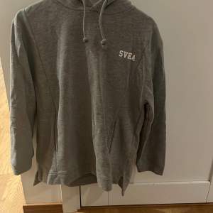 Jättemysig oversized hoodie från Svea, helt oanvänd, bra skick. Storlek s men är oversized!