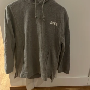 Mysig Svea-hoodie - Jättemysig oversized hoodie från Svea, helt oanvänd, bra skick. Storlek s men är oversized!
