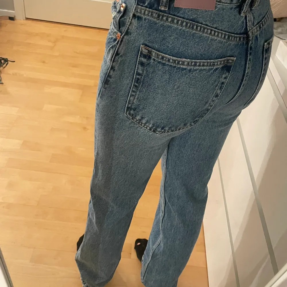 Ett par racka blåa jeans från PULL&BEAR i strl 34. Säljer då de ej kommer till användning.   Köpte dem för - 600kr Säljer dem för - 450kr. Jeans & Byxor.